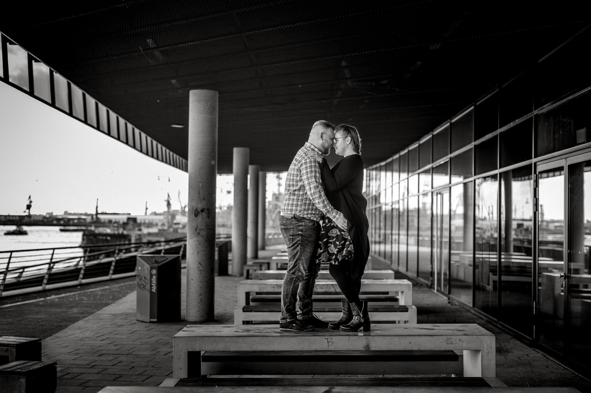Paarshooting, Coupleshooting, Sven Schomburg Hochzeitsfotografie, wahre Momente, Hafencity, Hamburg, Engagement, Hochzeitspaar